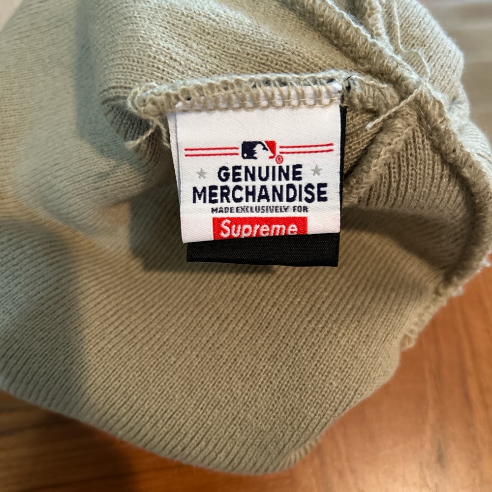 FW21 Supreme New York Yankees New Era Box Logo Beanie - Picture 4 of 4